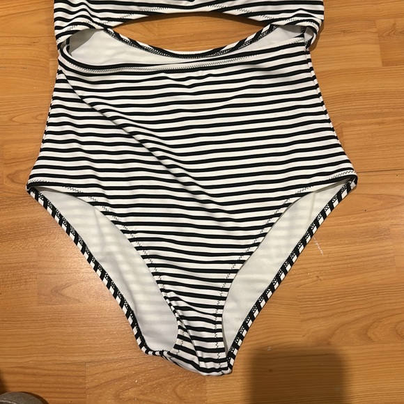 NEW w/tags! Cupshe One Piece Cutout swim suit bathing suit black & white stripes - Picture 4 of 6